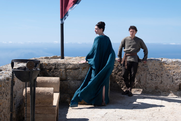 Penelope (Anne Hathaway) neben ihrem Sohn Telemachus (Tom Holland) (Bild: Universal Pictures)